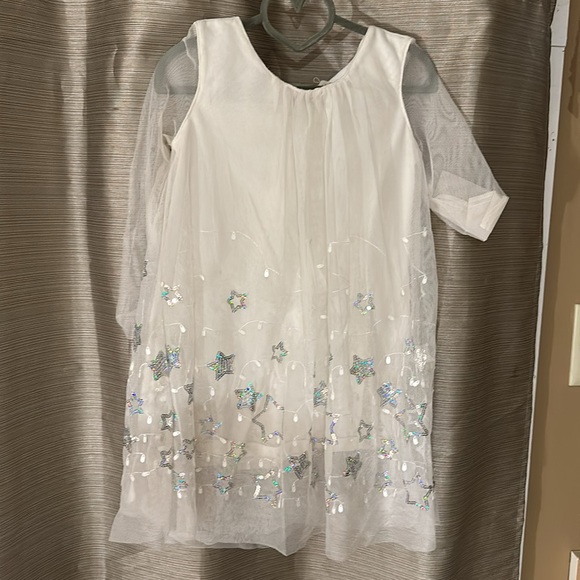 Girls dress between the size of four and five - Picture 3 of 4